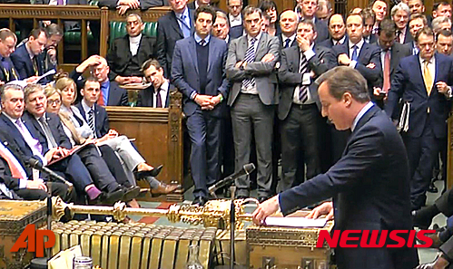 【런던=AP/뉴시스】데이비드 캐머런 영국 총리가 22일(현지시간) 런던 하원에서 유럽연합(EU)탈퇴 반대 연설을 하는 동안 의원들이 심각한 표정으로 귀기울여 듣고 있다. 2016.02.23  