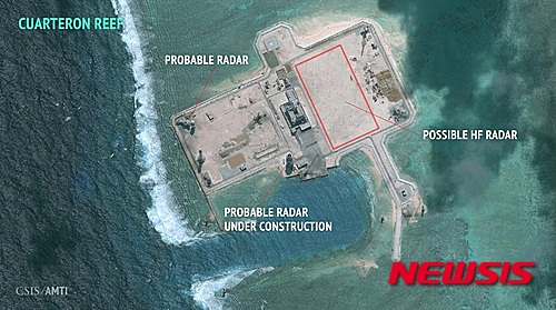 【서울=뉴시스】중국이 남중국해 스프래틀리 군도의 화양자오(華陽礁)에 말래카 해협을 감시·통제할 수 있는 강력한 새 고주파 레이더 시설을 건설하고 있어 우려된다고 미 국제전략문제연구소(CSIS)가 밝혔다. 화양자오를 촬영한 위성사진 모습. <사진 출처 : CSIS> 2016.2.13