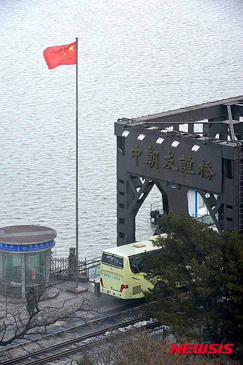 【단둥(중국 랴오닝성)=뉴시스】박진희 기자 = 단둥 압록강대교에 북한 버스로 보이는 차량이 북측으로 통행하고 있다. 2016.03.01. pak7130@newsis.com
