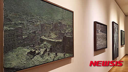 【서울=뉴시스】박현주 기자 = 금호미술관에 걸린 뉴욕 2기 시리즈 작품.뉴욕의 마천루들이 만들어내는 풍경을 보여준다.