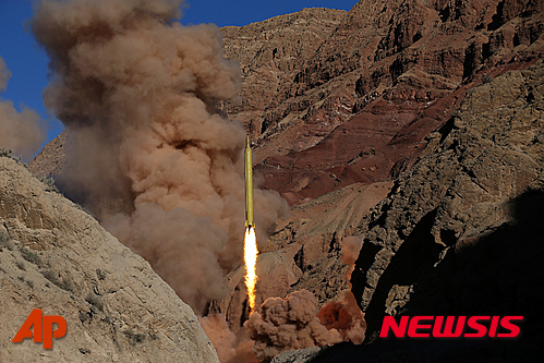 【파르스통신·AP/뉴시스】9일(현지시간) 이란 혁명수비대는 미공개 위치에서 카드르H 장거리 지대지 탄도 미사일을 시험 발사했다. 사진은 이란 파르스통신이 제공한 것이다. 2016.03.10  