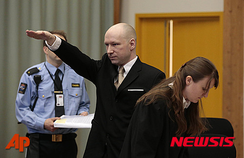 【스키엔=AP/뉴시스】노르웨이 극우 테러범 아네르스 베링 브레이비크(37)가 15일(현지시간) 스키엔의 법정에 출두하자마자 나치식 경례를 하고 있다. 브레이비크는 노르웨이 당국이 고문에 관한 2개 조항을 위반했고 본인 및 가족들의 권리를 침해했다는 소송을 유럽인권재판소(ECHR)에 냈다. 2016.03.15.