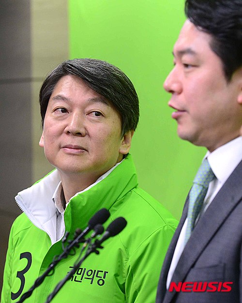 【서울=뉴시스】전신 기자 = 국민의당 안철수 공동대표가 16일 서울 마포구 당사 기자실서 더불어민주당 공천에서 배제된 정호준 의원을 바라보고 있다. 2016.03.16. photo1006@newsis.com