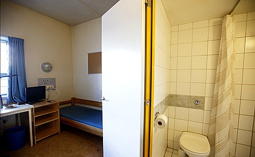 【서울=뉴시스】사진은 지난 2011년 7월 노르웨이 오슬로에서 77명을 학살한 노르웨이 최악의 연쇄테러범 아네르스 베링 브레이비크(37)가 수감된 노르웨이 스키엔 교도소 내부의 모습. 그는 관리가 잘 된 방·화장실 등 수면과 공부, 운동을 위한 공간 3곳을 부여받았다. 인터넷 연결이 차단된 컴퓨터·런닝머신·냉장고·DVD 플레이어 이용과 TV·라디오 시청,플레이스테이션 게임을 할 수 있으며, 매일 운동장에도 나갈 수 있다. 최근에는 스스로 음식을 요리해 먹을 수도 있게 됐다. 2016.03.17. (사진: AP) 