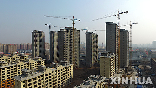 【창춘=신화/뉴시스】중국 국가통계국은 18일 2월 중국 신축주택 가격이 주요 70개 도시 가운데 47곳에서 전월 대비 상승했다고 발표했다.사진은 지린성 창춘의 아파트 공사현장. 2016.03.18 