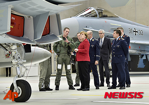 앙겔라 메르켈 독일 총리가 21일(현지시간) 뇌베니크 공군기지를 방문해 유로파이터 전투기를 살펴보고 있다. 2016.03.22