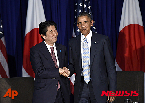 【마닐라=AP/뉴시스】버락 오바마 미국 대통령의 일본 히로시마 방문에 대해 미국 내에서 비판의 목소리가 나오고 있다. 뉴욕한인학부모협회(공동회장 최윤희 라정미)는 지난 13일 성명서를 통해 "오바마 대통령이 현직 최초로 히로시마를 방문하는 것은 교육에 악영향을 주고 수많은 참전군에 대한 모독"이라고 주장했다. 사진은 지난 2015년 11월 19일 필리핀 마닐라에서 오바마 대통령과 아베 신조 총리가 만나 악수하고 있는 모습. 2016.05.12 