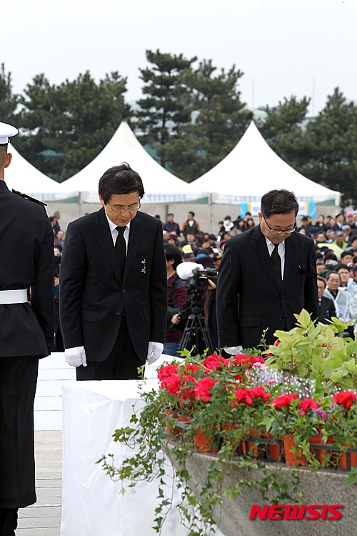 【제주=뉴시스】 고동명 기자 = 제68주년 제주 4·3희생자 추념식이 열리는 3일 오전 4·3 평화공원에서 황교안 국민총리가 분향 후 묵념하고 있다.2016.04.03.  kdm80@newsis.com