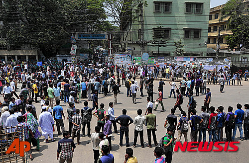 【다카=AP/뉴시스】7일 방글라데시 대학생들이 괴한 3명에 의한 세속주의 활동가 대학생의 살해를 규탄하면서 범인 체포를 요구하고 있다. 2016. 4. 7.   