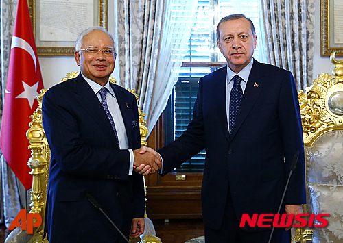 【이스탄불=AP/뉴시스】말레이시아의 나집 라자크 총리(왼쪽)가 터키에서 열리는 이슬람협력기구(OIC) 정상회의 참석차 이스탄불에 도착해 13일 터키의 레셉 에르도안 총리를 만나 악수하고 있다. 2016. 4. 15.  