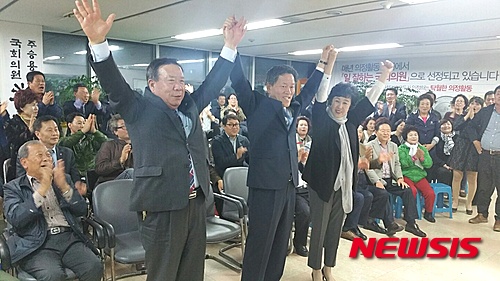 【여수=뉴시스】김석훈 기자 = 13일 치러진 4·13총선에서 국민의당 여수을 주승용(63)후보가 당선돼 환호하고 있다. 2016.04.14. (사진=선거사무실 제공)&nbsp; photo@newsis.com 