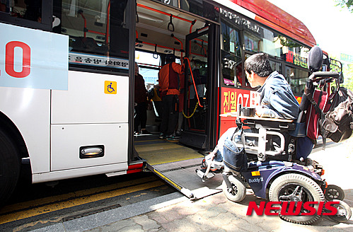 인권위 "저상시내버스, 휠체어 탑승 거부는 장애인 차별"