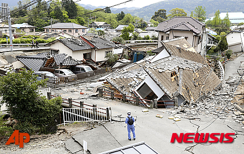 【마시키=AP/뉴시스】일본 규슈 구마모토현 마시키(益城)정에서 16일 다시 규모 7.3 지진이 발생해 수 많은 가옥이 무너지거나 파손하는 피해를 보았다. 2016.04.16
