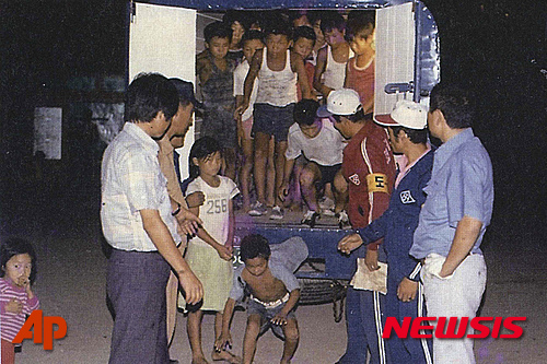 【AP/뉴시스】1980년대 부산 형제복지원 원생들이 트럭에서 내리고 있는 모습을 찍은 자료 사진. 한국의 장애인차별반대 단체가 AP통신에 제공한 사진.2016.04.20
