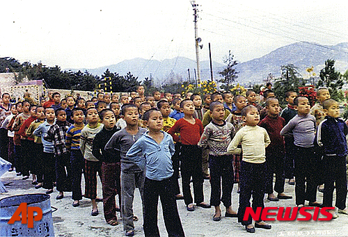 【AP/뉴시스】1980년대 한국의 부산에서 형제복지원 원생들이 줄맞춰 서있는 모습을 찍은 자료 사진. 한국의 장애인차별반대 단체가 AP통신에 제공한 사진. 2016.04.20
