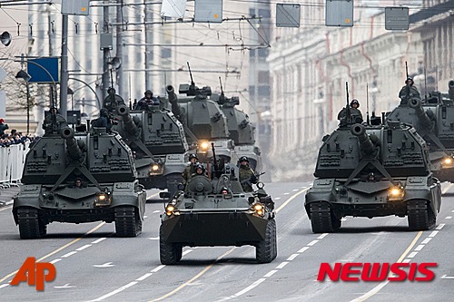 【모스크바=AP/뉴시스】러시아 군인들이 28일(현지시간) 모스크바에서 오는 5월 9일 치러질 2차세계대전 승전 71주년 기념 퍼레이드를 앞두고 연습을 하고 있다. 2016.04.29 