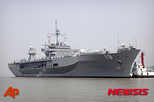 【상하이=AP/뉴시스】 미 해군 7함대 소속 상륙지휘함 블루릿지(1만9600t)함.