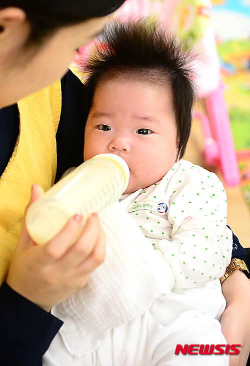 【서울=뉴시스】추상철 기자 = 제11회 입양의 날인 11일 오전 서울 서대문구 동방사회복지회가 운영하는 동방영아일시보호소에서 자원봉사자들이 입양을 기다리는 아기를 돌보고 있다.  동방영아일시보호소는 30여 명의 아기를 돌보고 있으며 2~4개월이 지난 후에도 입양을 가지 못한 아기는 위탁가정에 보내져 입양이 될때까지 보살핌을 받는다. 2016.05.11. scchoo@newsis.com