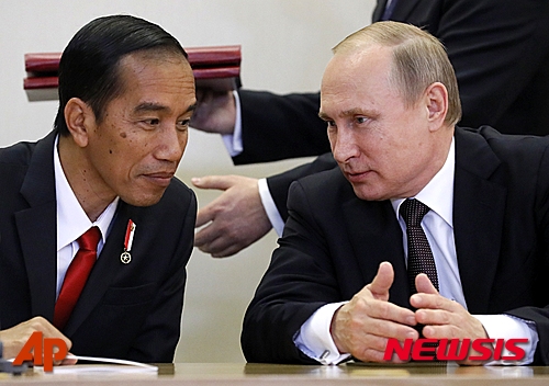 【 소치=AP/뉴시스】블라디미르 푸틴 러시아 대통령(오른쪽)과 조코 위도도 인도네시아 대통령이 2016년 5월 러시아 소치에서 회담하고 있다.2016.05.19