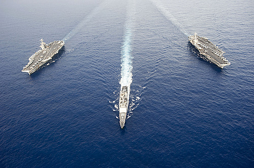 【서울=뉴시스】 6일(현지시간) 미국 군사 전문매체인 '디펜스뉴스'는 자국 해군 관계자를 인용해 남중국해 수역에서 두 척의 미국 항모가 함께 항해하는 모습이 연출될 예정이라고 전했다. 사진은 지난 2012년 9월20일 미 항모 조지 워싱턴호(왼쪽)와  존 스테니스호(오른쪽)가 '용감한 방패(Valiant Shield) 2012' 훈련을 마치고 태평양 해역에서 항행 중인 모습. (사진출처: 미 해군) 2016.06.07 