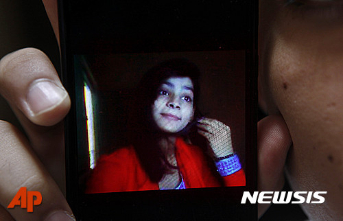【라호르=AP/뉴시스】지난 1월 16일 파키스탄에서 가족의 허락 없이 결혼했다는 이유로 딸을 화형에 처한 어머니가 결국 사형선고를 받았다. 사진은 기자회견에서 남편 하산 칸이 보여준 지나트 라피크의 생전 모습. 2017.10.31.