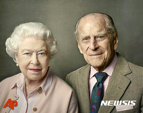 [런던=AP/뉴시스]2016년 6월 엘리자베스 2세 여왕의 90세 생일을 기념해 여왕과 남편 필립 공이 함께 촬영한 사진. 2016.6.10.