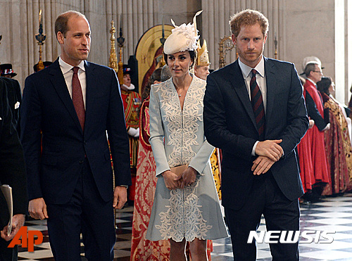 【런던=AP/뉴시스】2016년 6월 10일 영국의 윌리엄 왕세손(왼쪽) 부부와 해리 왕자가 런던의 세인트폴 대성당에서 열린 할머니 엘리자베스 2세 여왕의 90번째 생일 축하연에 참석한 모습. 2016.6.10.