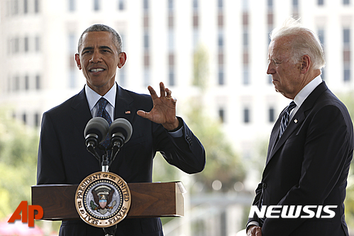 [올랜도=AP/뉴시스]지난 2016년 6월16일(현지시간) 사진에서 버락 오바마 당시 미국 대통령이 플로리다주 올랜도에서 연설하고 있다. 오른쪽엔 당시 부통령이었던 조 바이든 민주당 대선 후보가 서 있다. 2020.9.20. 