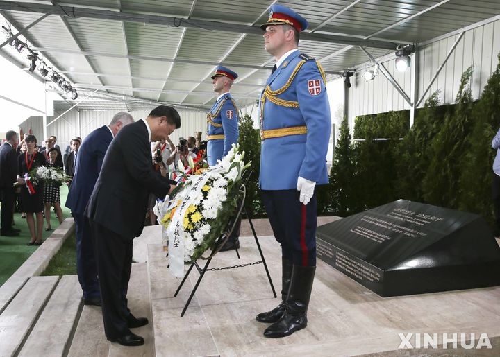 [베오그라드=신화/뉴시스]2016년 6월 17일 세르비아 국빈방문을 위해 베오그라드에 도착한 시진핑 중국 국가주석이 1999년 5월 유고슬라비아 연방공화국의 옛 중국대사관에 대한 나토(NATO)군의 폭격으로 사망한 중국 기자들을 추모하는 모습. 2024.5.7