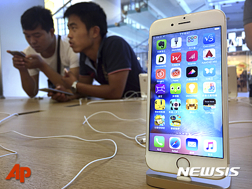 【베이징=AP/뉴시스】중국 애플 고객들이 18알(현지시간) 베이징에 있는 애플 매장에서 전시된 아이폰 6S를 보고 있다. 중국 베이징시 지식재산권당국이 자국 기업 특허 침해를 이유로 애플의 아이폰 6와 아이폰6 플러스의 판매 중단 명령을 내린 사실이 이날 뒤늦게 알려졌다. 현지 언론들은 이번 주 지식재산권당국은 지난 5월 발표한 명령문에서 아이폰6와 아이폰6플러스가 중국 스마트폰 제조사 바이리의 ‘100C’ 디자인과 비슷해 고객에게 혼란을 유도한다며 제기한 특허 침해 소송에서 바이리의 손을 들어줬다고 보도했다. 2016.06.18