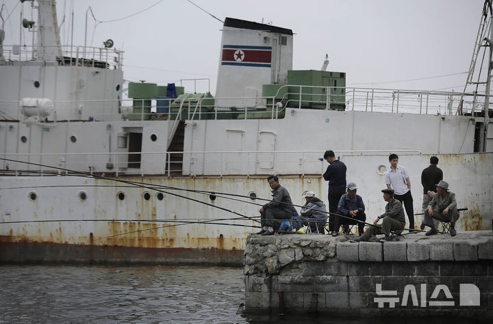 [원산=AP/뉴시스]2016년 6월21일 북한 원산의 부두에서 낚시를 하는 북한 주민들. 2024.09.05.