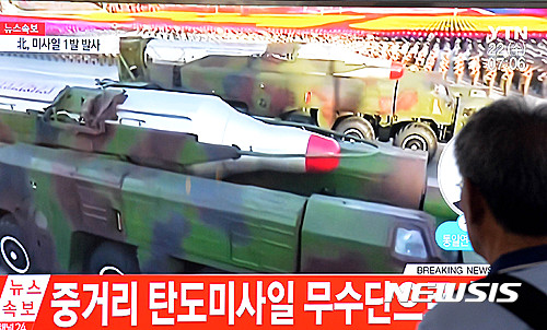 【서울=뉴시스】박진희 기자 = 북한이 22일 오전 5시 58분쯤 강원도 원산 일대에서 무수단급(사거리 3,000~4,000㎞) 중거리 탄도미사일(IRBM)로 추정되는 발사체 1발을 발사했지만, 또다시 실패한 것으로 추정된다고 합동참모본부가 이날 밝혔다.  북한의 무수단 미사일 발사는 이번이 다섯 번째로, 우리 군 당국의 평가에 따르면 모두 실패한 셈이다.  사진은 이날 오전 서울 중구 청파로 서울역 대기실에서 시민이 북한 미사일 발사 관련 TV 속보를 지켜보고 있다. 2016.06.22.  pak7130@newsis.com