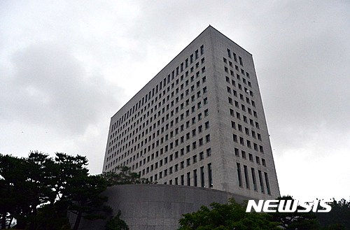 대검, '브로커 향응·부하 성희롱' 부장검사 2명 면직 청구 