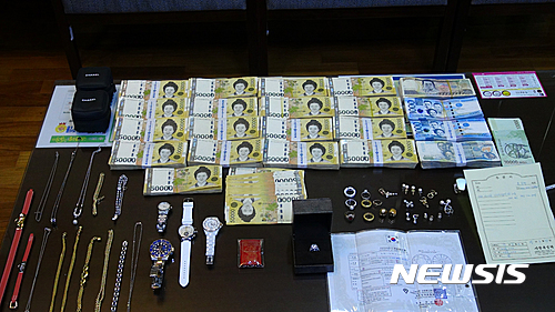 【서울=뉴시스】 경찰이 불법 도박사이트 운영자에게서 압수한 물품들
