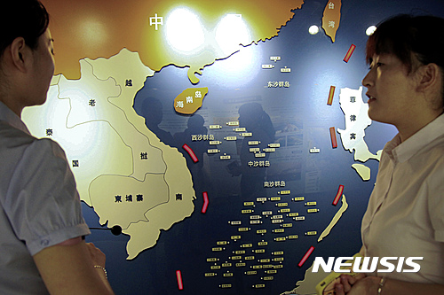 【난징=AP/뉴시스】중국 장쑤성 난징시 해양국방교육 시설에서 두 여성이 남중국해 지도 앞에 서있다. 2016.07.13  