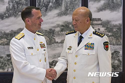 【베이징=AP/뉴시스】방중한 미국 존 리처드슨 해군 참모총장이 우성리 당시 중국 해군 사령원과 회담에 앞서 악수하고 있다. 전날 칭다오 항에 도착한 리처드슨 대장은 중국의 첫 항공모함 랴오닝을 시찰했다.  2016.7.18. 