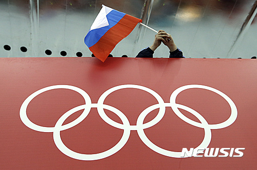 【토론토=AP/뉴시스】세계반도핑기구(WADA)가 러시아 정부가 조직적으로 자국 선수들의 도핑(금지약물복용)을 은폐하고 지원한 의혹이 사실로 증명됐다고 밝혔다. 사진은 2014년 2월18일 소치 올림픽에서 러시아 스케이트팀을 응원하는 깃발.  2016.07.19