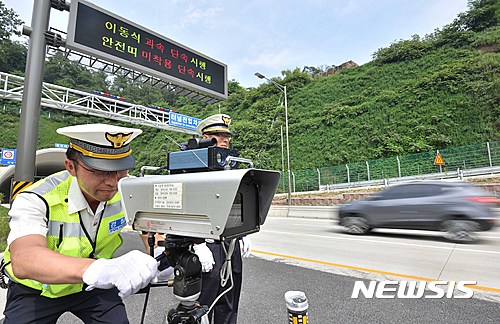 경찰이 고속도로에서 속도위반을 단속하는 모습. (사진=뉴시스 DB)