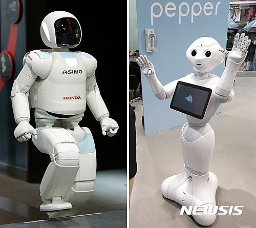 【 도쿄=AP/뉴시스】일본 혼다와 소프트뱅크는 21일 센서와 카메라를 장착하고 운전자와 대화가 가능한 인공지능(AI)을 개발하기 위해 공동 노력하기로 했다고 발표했다.사진은 혼다가 개발한 휴머노이드형 로봇 아시모와 소프트뱅크의 로봇 페퍼. 2016.07.21 