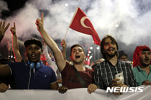 【이스탄불=AP/뉴시스】터키 친정부 시위자들이 21일(현지시간) 이스탄불 인근 보스포러스 다리 위해서 쿠데타 반대, 레제프 타이이프 에르도안 정부 지지 시위를 벌이고 있다. 2016.07.22  