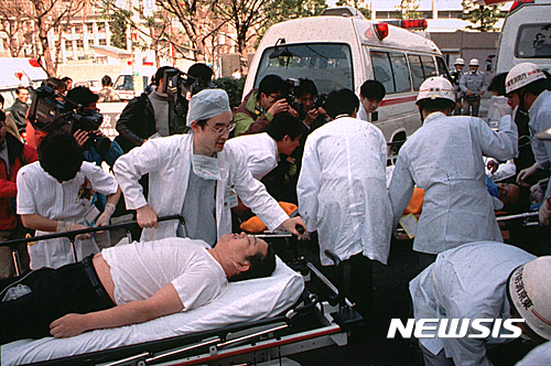 【도쿄=AP/뉴시스】26일 일본 장애인 시설에서 발생한 칼부림 사건으로 19명이 사망했다. 이는 전후 일본에서 일어난 단일 최다 사망사건으로 기록될 전망이다. 사진은 지난 1995년 3월 5일 일본 도쿄에서 옴진리교 신도들에 의한 사린가스 테러 현장의 모습. 이 사건으로 13명이 목숨을 잃었다.2016.07.26