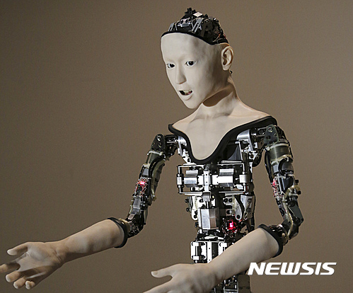 【 도쿄=AP/뉴시스】인간형(휴머노이드)로봇 '얼터(Alter)'가 1일 일본 도쿄 국립과학혁신박물관에 전시돼있다. '얼터'는 오사카대의 이시구로 히로시 교수와 도쿄대의 이케가미 다카시 교수가 제작했다. 이 로봇은 오는 8월 6일까지 전시된다. 2016.08.01  