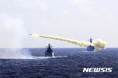 【 신화·AP/뉴시스】중국 군함이 1일 동중국해 해상에서 미사일을 쏘고 있다. 이날 중국 해군은 실전을 방불케하는 대규모 실탄 훈련을 펼쳤다. 2016.08,02 