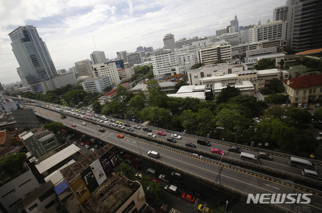 【방콕=AP/뉴시스】태국 정부의 연말 교통사고를 막기 위한 강력한 단속에도 불구하고, 작년 12월 27일부터 올해 1월 2일까지 태국에서 3791건의 교통사고가 발생해 463명이 사망했다고 CNN이 4일 (현지시간) 보도했다. 사진은 2016년 6월 28일 태국 방콕의 한 도로. 2019.01.04.