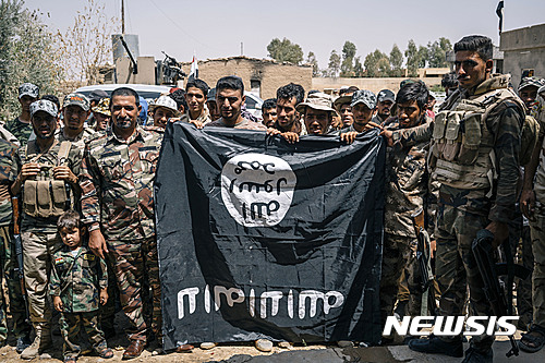 【하즈 알리=AP/뉴시스】이라크 수니파 민병대원들이 9일(현지시간) 하즈 알리에서 극단이슬람 무장조직 이슬람국가(IS)로부터 빼앗은 깃발을 들어보이고 있다. 이들은 IS가 점령하고 있는 모술 탈환을 추진하고 있다. 2016.08.10  
