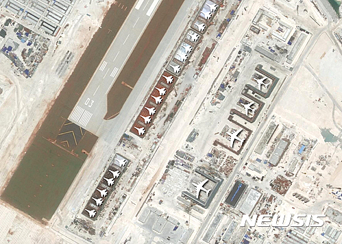 【서울=뉴시스】미국 전략국제문제연구소는 남중국해 스프래틀리 제도에 있는 수비 암초에 중국군이 건설한 항공기 격납고를 찍은 위성사진을 공개했다. 