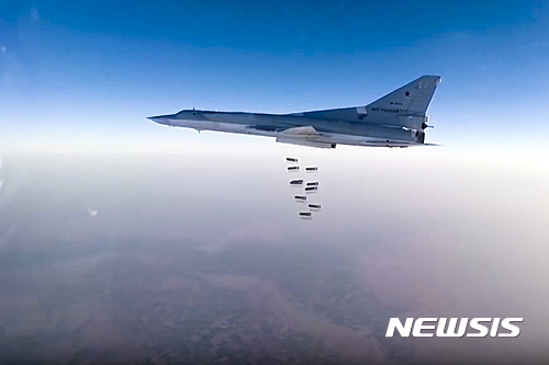 【AP/뉴시스】14일 러시아 국방부가 배포한 비디오 장면으로, 러시아 장거리 폭격기 Tu-22M3가 이날 시리아 미상의 지점 상공을 날면서 공습을 행하고 있다. 2016. 8. 14.   