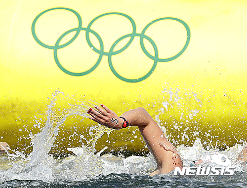 【리우데자네이루(브라질)=AP/뉴시스】 캐나다 스테파니 호너가16일(한국시간) 브리질 리우 포트 코파카바나에서 열린 2016 리우데자이네루 올림픽 여자 10㎞ 수영마라톤에서 역영하고 있다. 2016.08.16.  