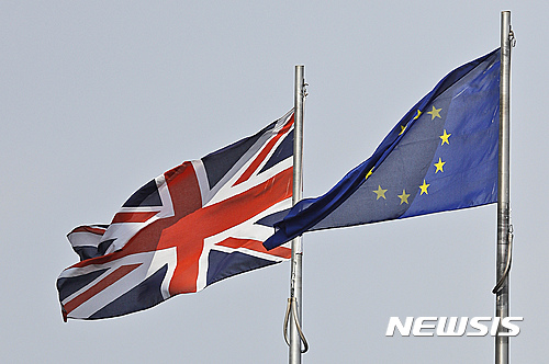【런던=AP/뉴시스】테레사 메이 영국 총리가 17일(현지시간) 연설을 통해 브렉시트 협상 계획을 발표한다. 사진은 런던 시청 앞에 설치된 영국 국기와 유럽연합(EU)기. 2017.1.17. 