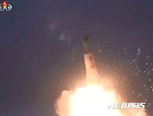 【서울=뉴시스】 북한 조선중앙TV는 25일 전날 있었던 잠수함발사탄도미사일(SLBM) 시험발사 영상을 공개했다.(사진=조선중앙TV 캡쳐) 